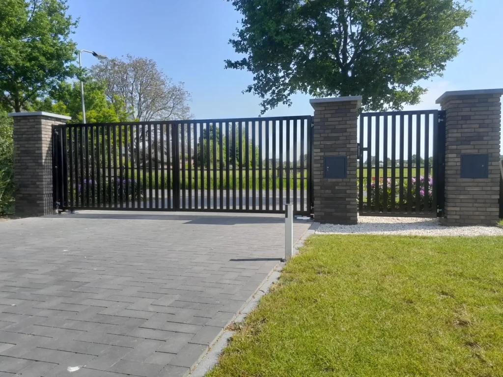 Lamellen draaipoort met sterke poeren