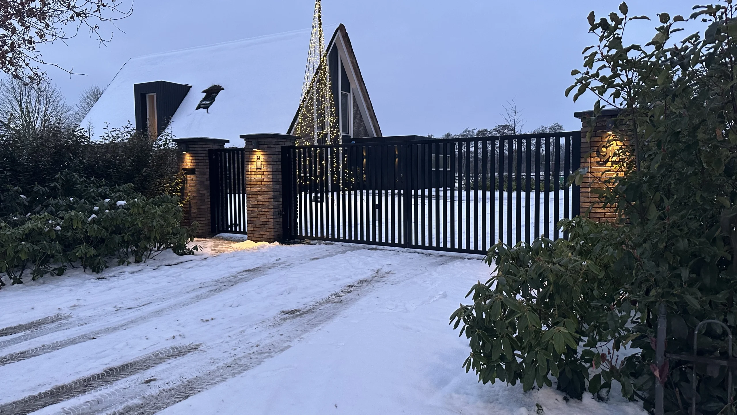 Moderne lamellen draaipoort in winterse sferen