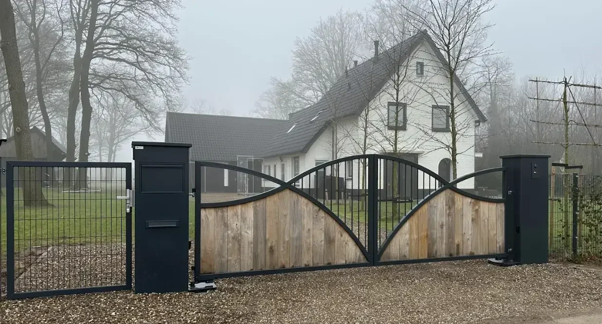 Hout verwerkte prefab poort van Hekwereld